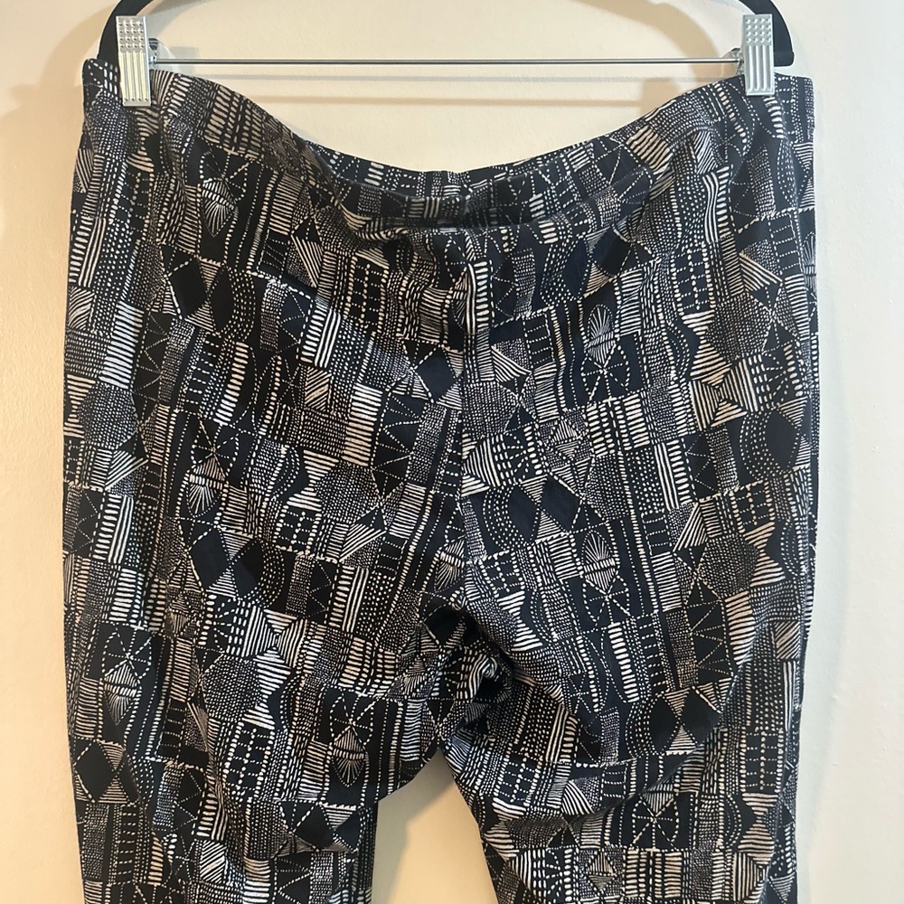 Torrid Black and Cream Patterned Leggings - Picture 5 of 7